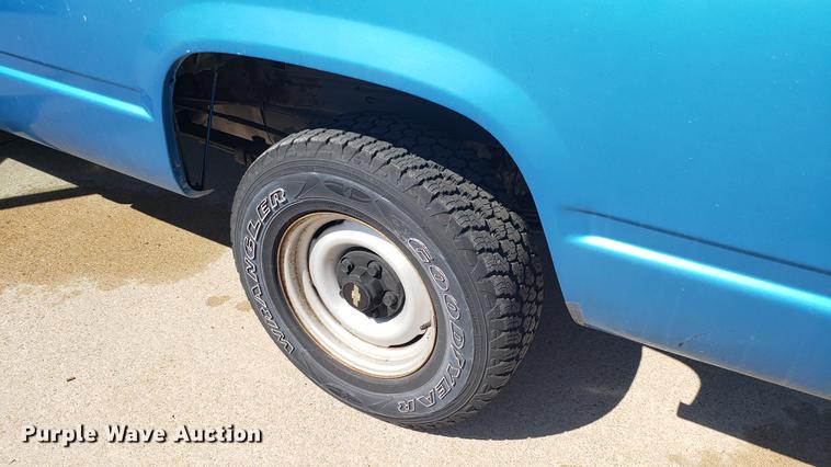 image for item EN9879 1991 Chevrolet C1500 pickup truck