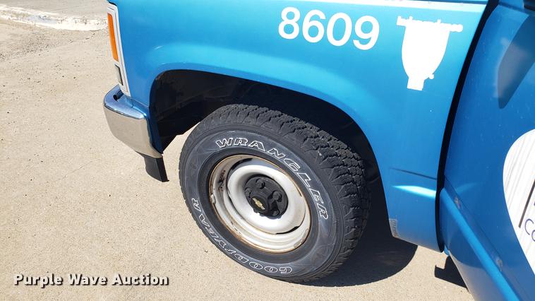 image for item EN9879 1991 Chevrolet C1500 pickup truck