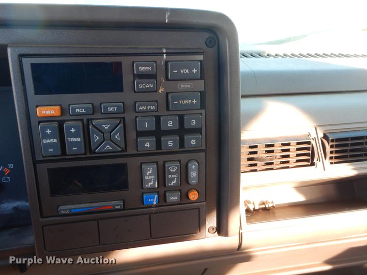 image for item EZ9752 1993 Chevrolet Suburban C2500 SUV