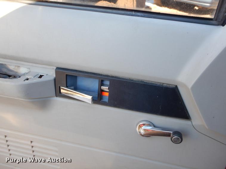 image for item EZ9752 1993 Chevrolet Suburban C2500 SUV