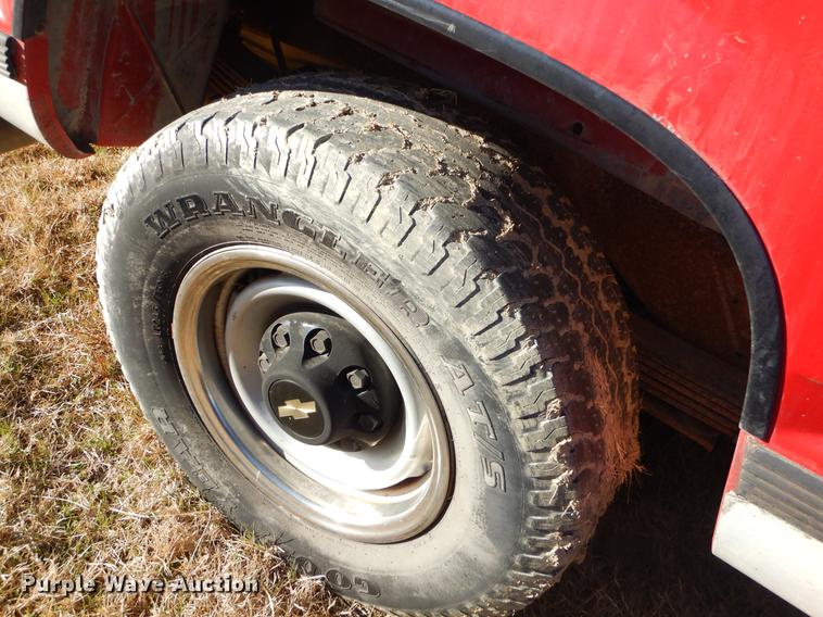 image for item EZ9752 1993 Chevrolet Suburban C2500 SUV