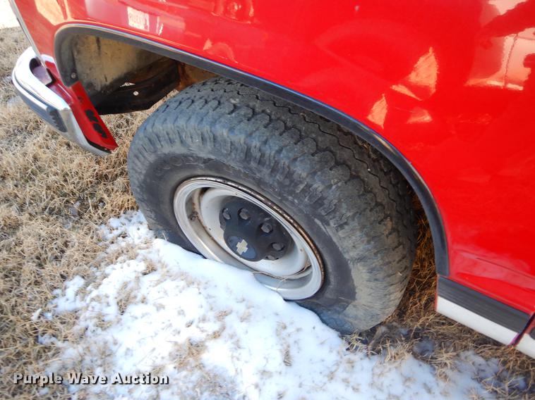 image for item EZ9752 1993 Chevrolet Suburban C2500 SUV