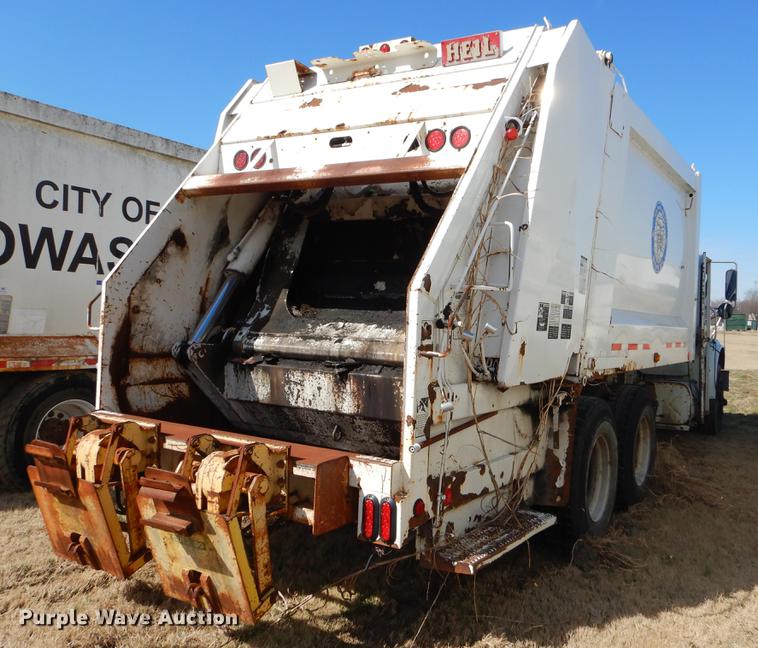 image for item EZ9777 1997 International 4900 refuse truck