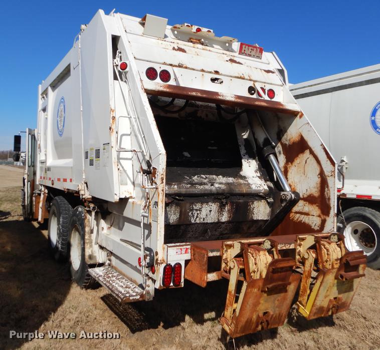 image for item EZ9777 1997 International 4900 refuse truck