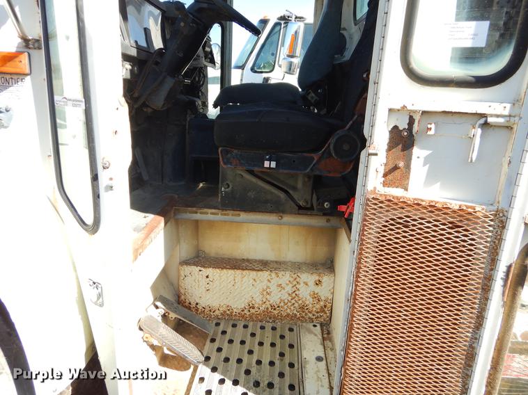 image for item EZ9777 1997 International 4900 refuse truck