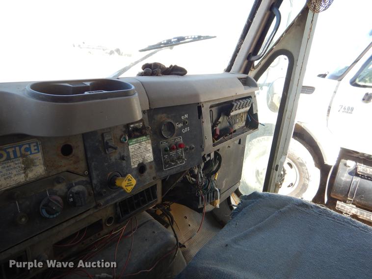 image for item EZ9777 1997 International 4900 refuse truck