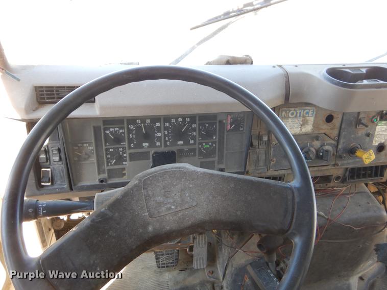 image for item EZ9777 1997 International 4900 refuse truck