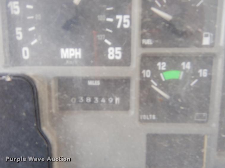 image for item EZ9777 1997 International 4900 refuse truck