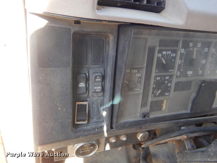 image for item EZ9777 1997 International 4900 refuse truck