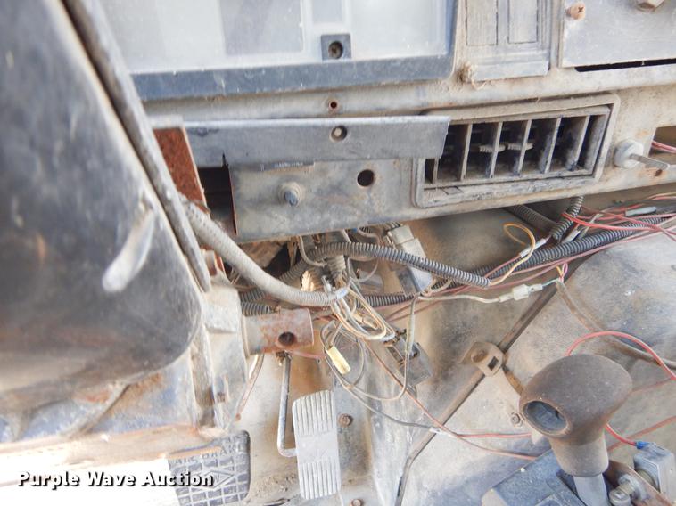 image for item EZ9777 1997 International 4900 refuse truck