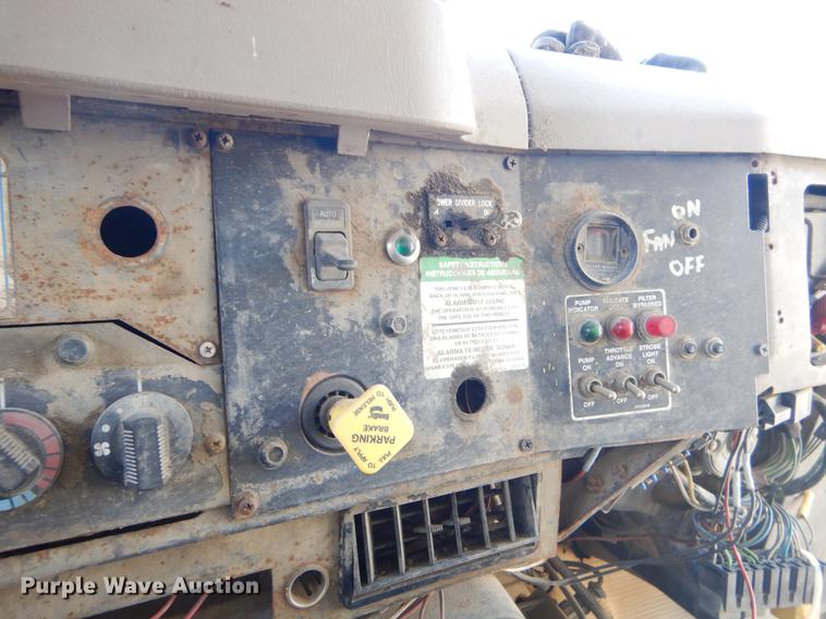 image for item EZ9777 1997 International 4900 refuse truck