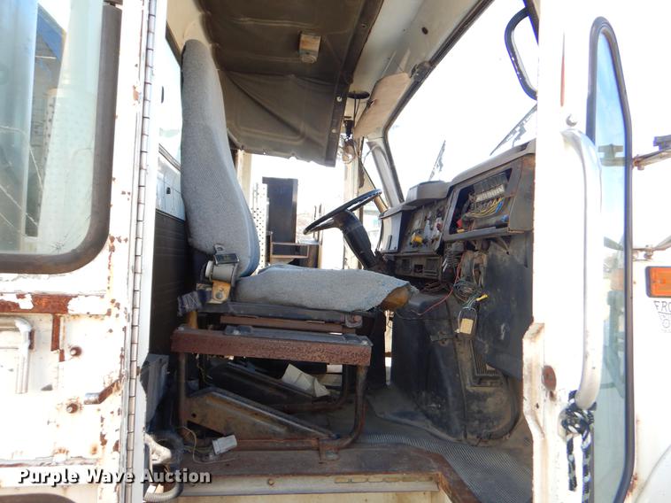 image for item EZ9777 1997 International 4900 refuse truck