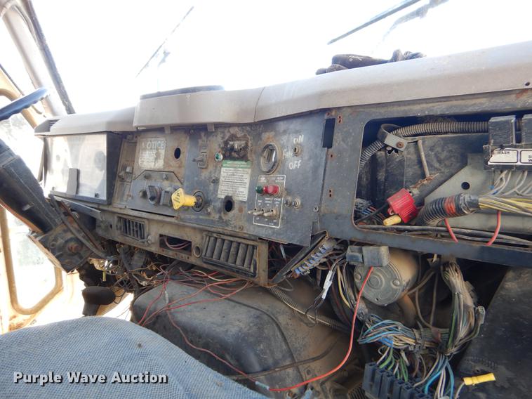 image for item EZ9777 1997 International 4900 refuse truck