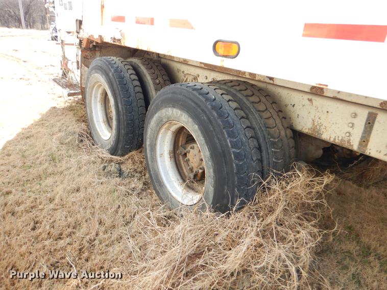 image for item EZ9777 1997 International 4900 refuse truck