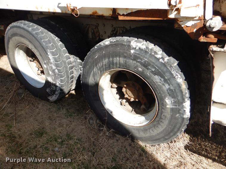 image for item EZ9777 1997 International 4900 refuse truck