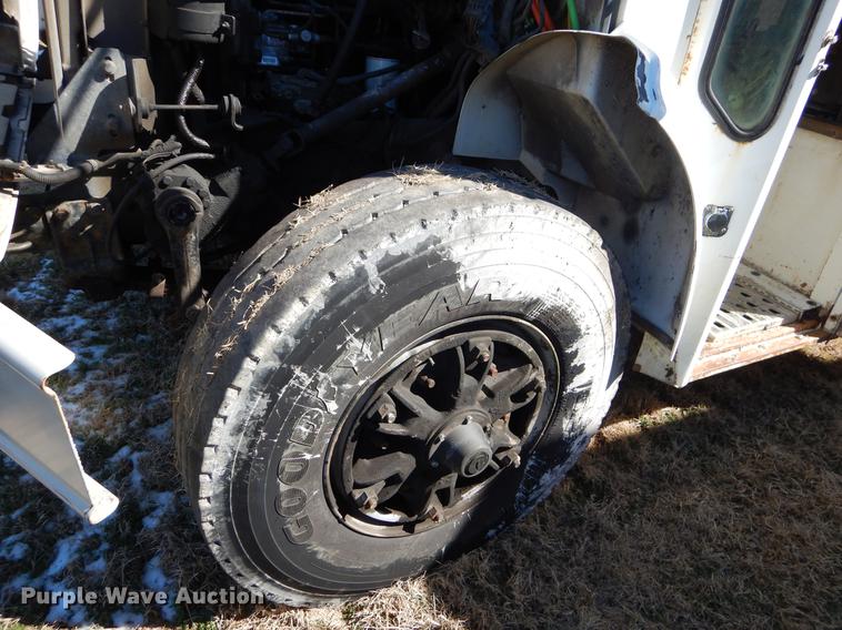 image for item EZ9777 1997 International 4900 refuse truck