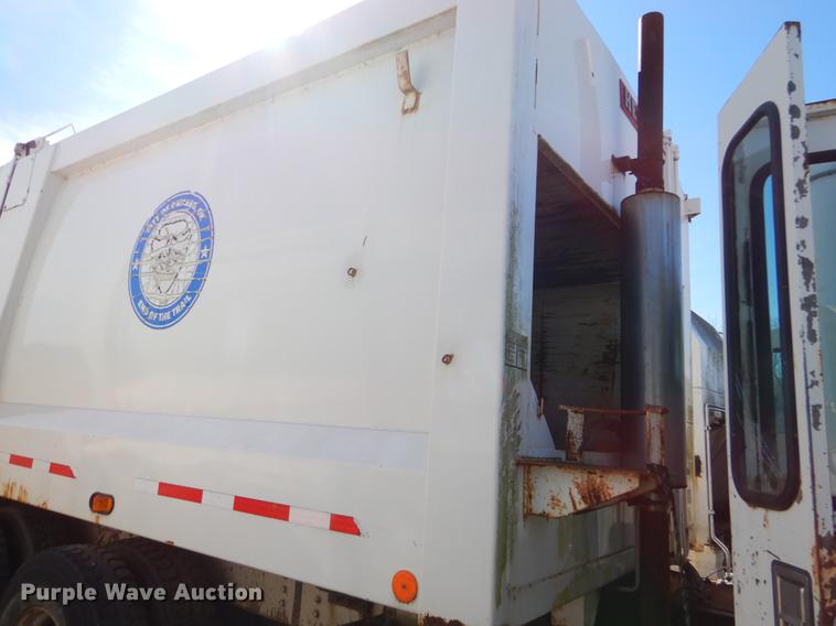 image for item EZ9777 1997 International 4900 refuse truck