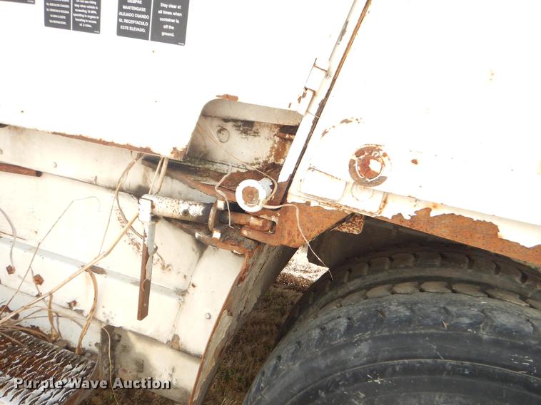 image for item EZ9777 1997 International 4900 refuse truck