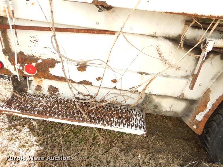 image for item EZ9777 1997 International 4900 refuse truck