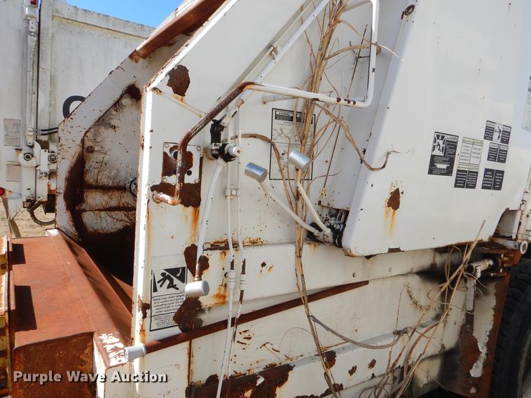 image for item EZ9777 1997 International 4900 refuse truck