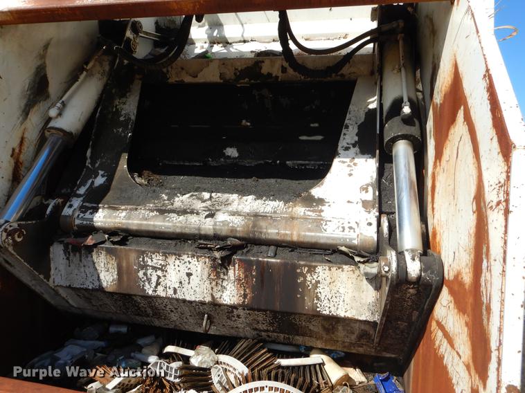 image for item EZ9777 1997 International 4900 refuse truck