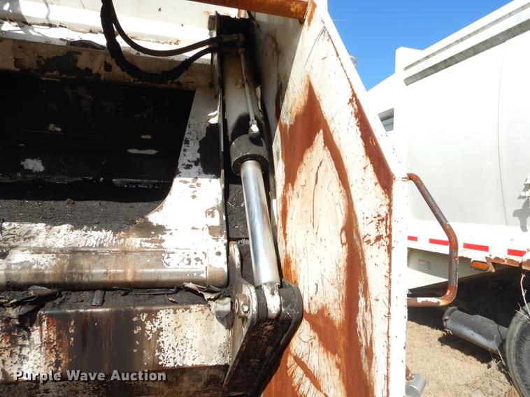 image for item EZ9777 1997 International 4900 refuse truck