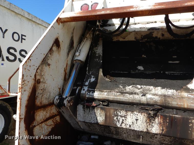 image for item EZ9777 1997 International 4900 refuse truck