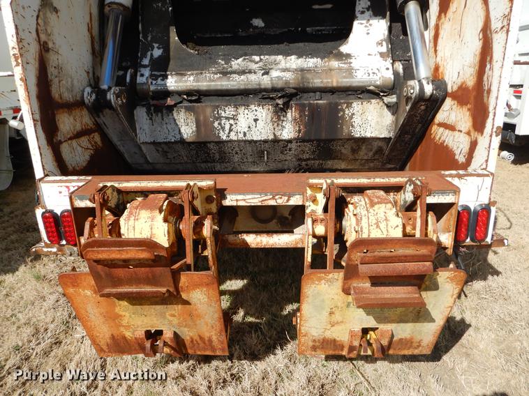 image for item EZ9777 1997 International 4900 refuse truck