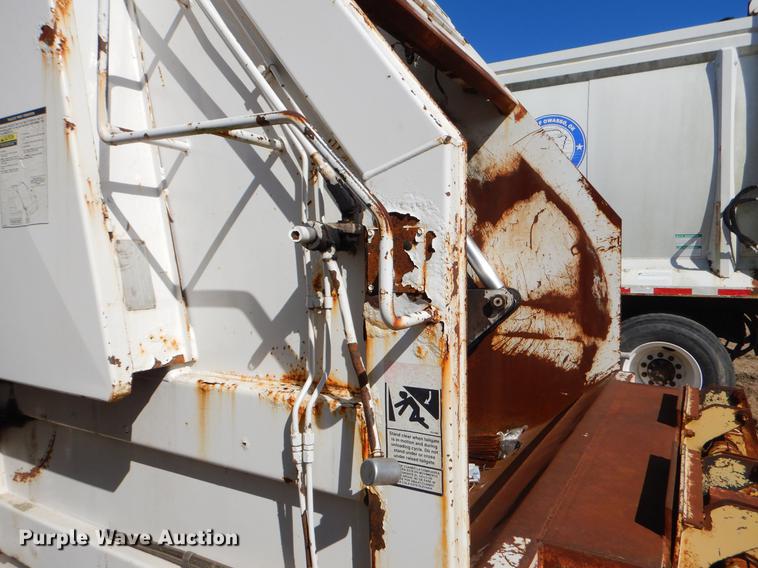 image for item EZ9777 1997 International 4900 refuse truck