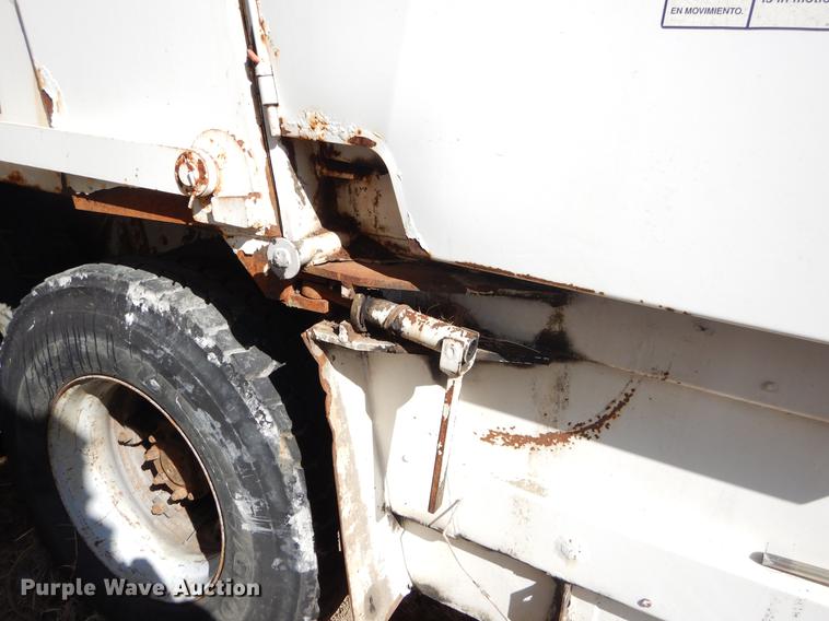 image for item EZ9777 1997 International 4900 refuse truck