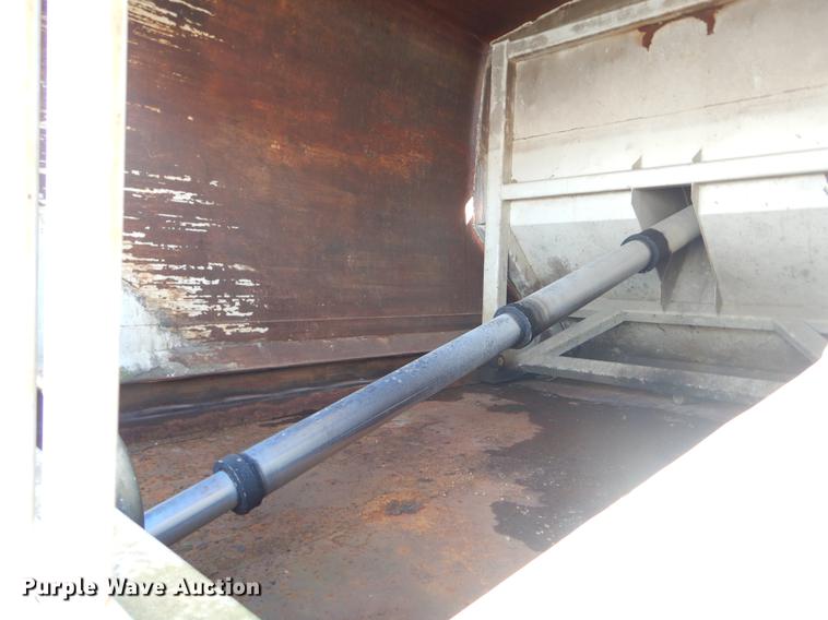 image for item EZ9777 1997 International 4900 refuse truck