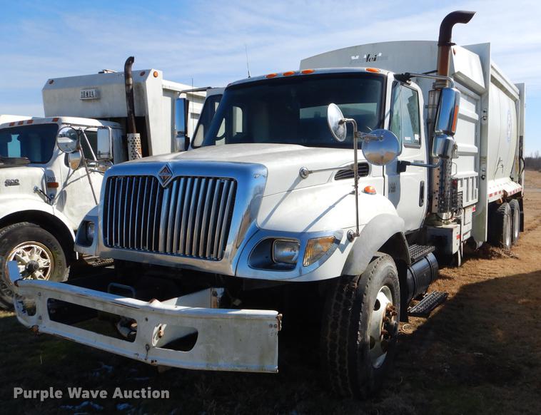 image for item EZ9778 2005 International 7400 refuse truck