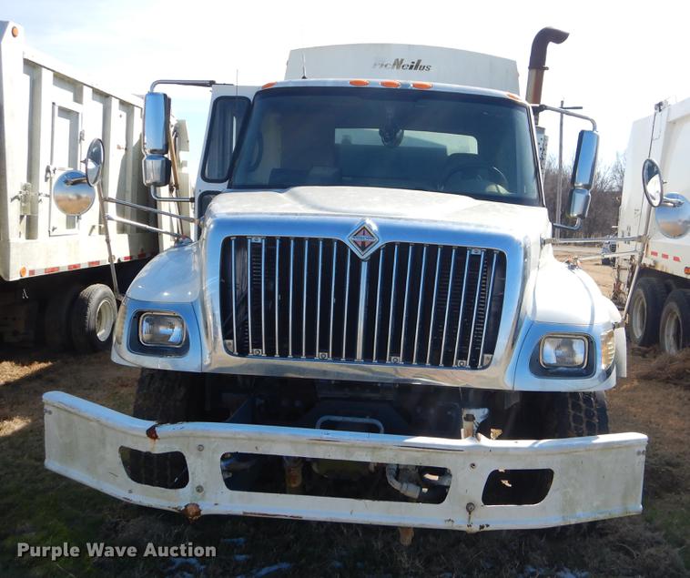 image for item EZ9778 2005 International 7400 refuse truck