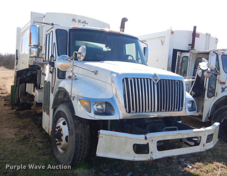 image for item EZ9778 2005 International 7400 refuse truck