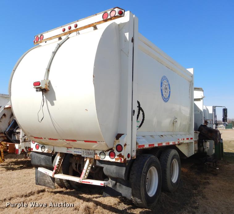 image for item EZ9778 2005 International 7400 refuse truck