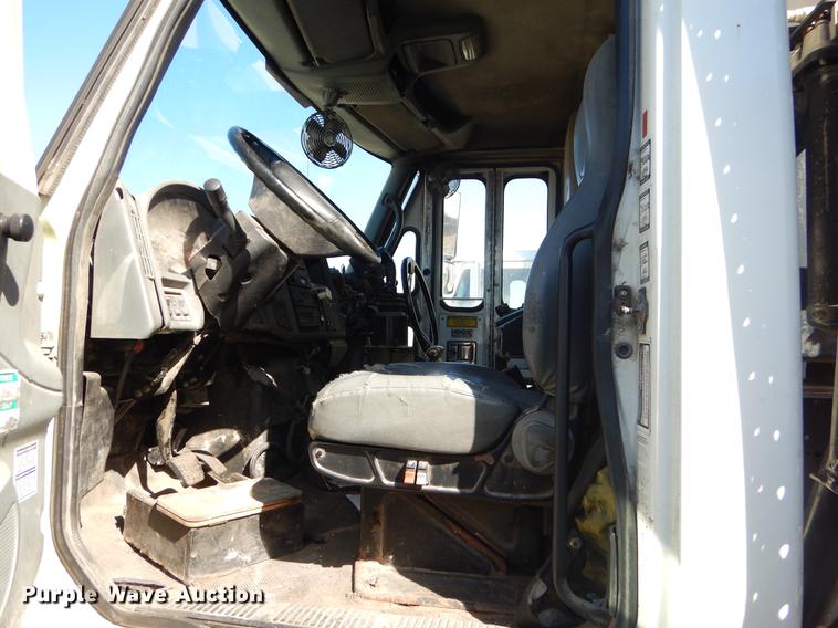 image for item EZ9778 2005 International 7400 refuse truck