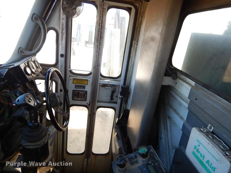 image for item EZ9778 2005 International 7400 refuse truck