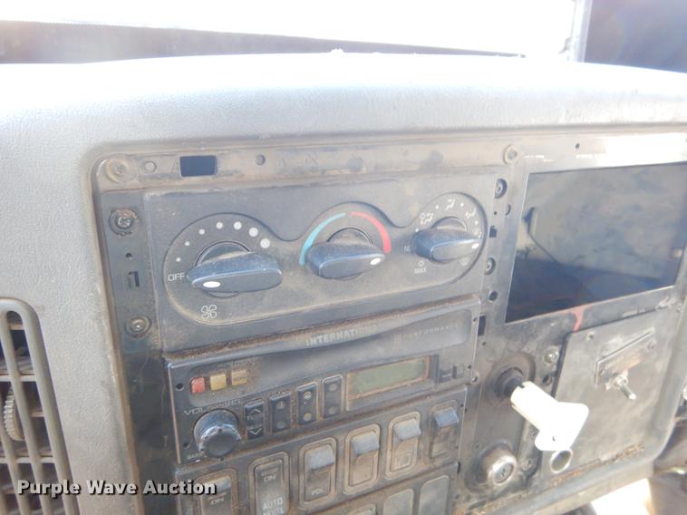 image for item EZ9778 2005 International 7400 refuse truck