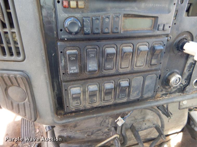 image for item EZ9778 2005 International 7400 refuse truck