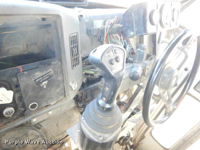 image for item EZ9778 2005 International 7400 refuse truck