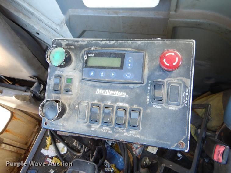 image for item EZ9778 2005 International 7400 refuse truck