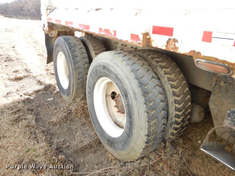 image for item EZ9778 2005 International 7400 refuse truck