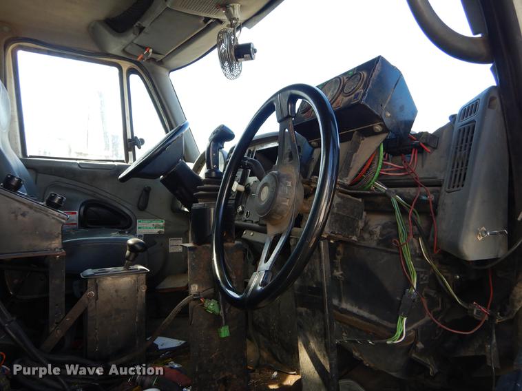 image for item EZ9778 2005 International 7400 refuse truck