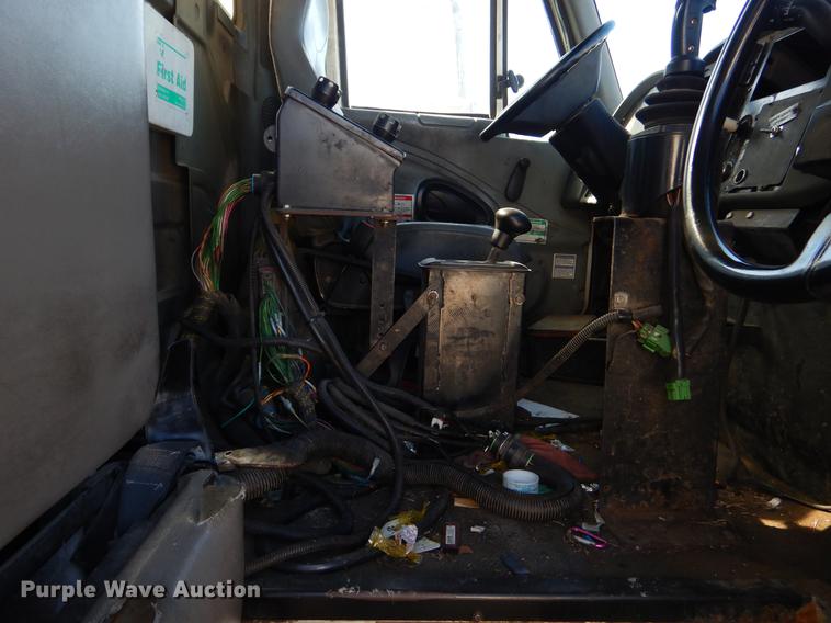 image for item EZ9778 2005 International 7400 refuse truck