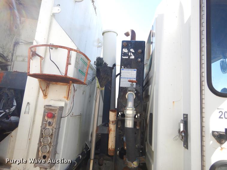 image for item EZ9778 2005 International 7400 refuse truck