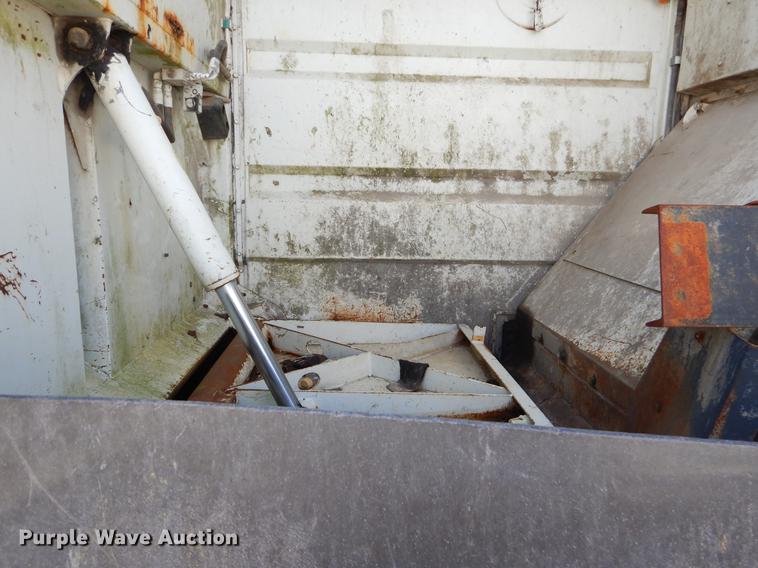 image for item EZ9778 2005 International 7400 refuse truck