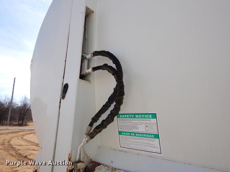 image for item EZ9778 2005 International 7400 refuse truck