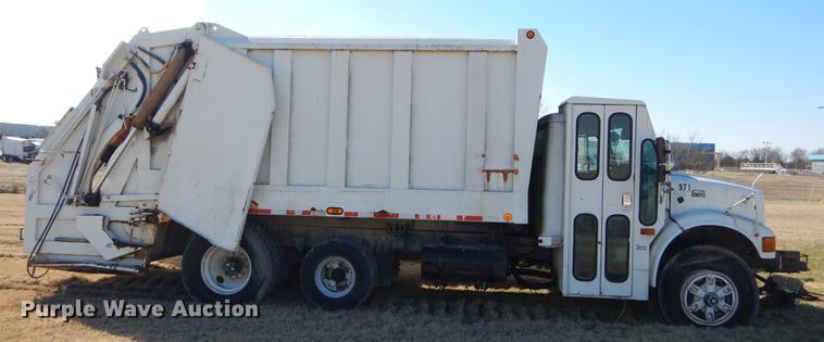 image for item EZ9779 1997 International 4900 refuse truck
