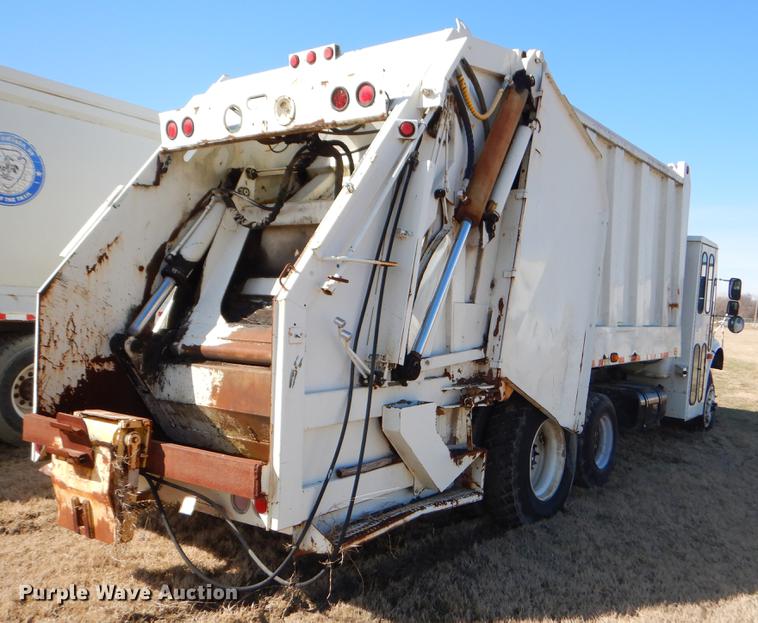 image for item EZ9779 1997 International 4900 refuse truck