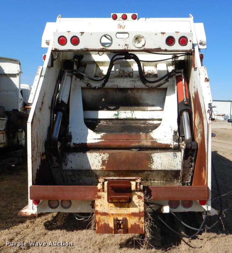 image for item EZ9779 1997 International 4900 refuse truck